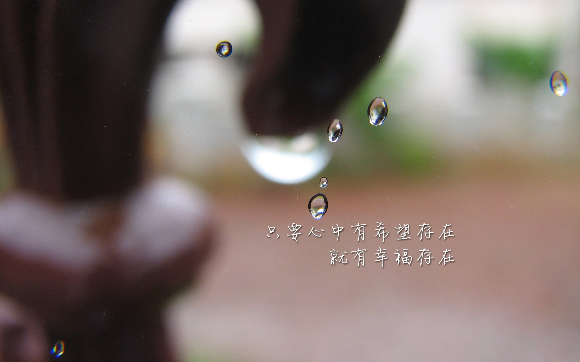 惊险的比赛中，球队依靠默契合作获得胜利